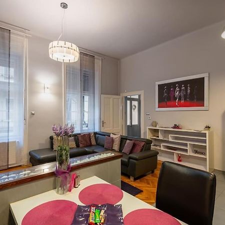 Lovely Purplish Apartment Heart Of The City 布达佩斯 外观 照片