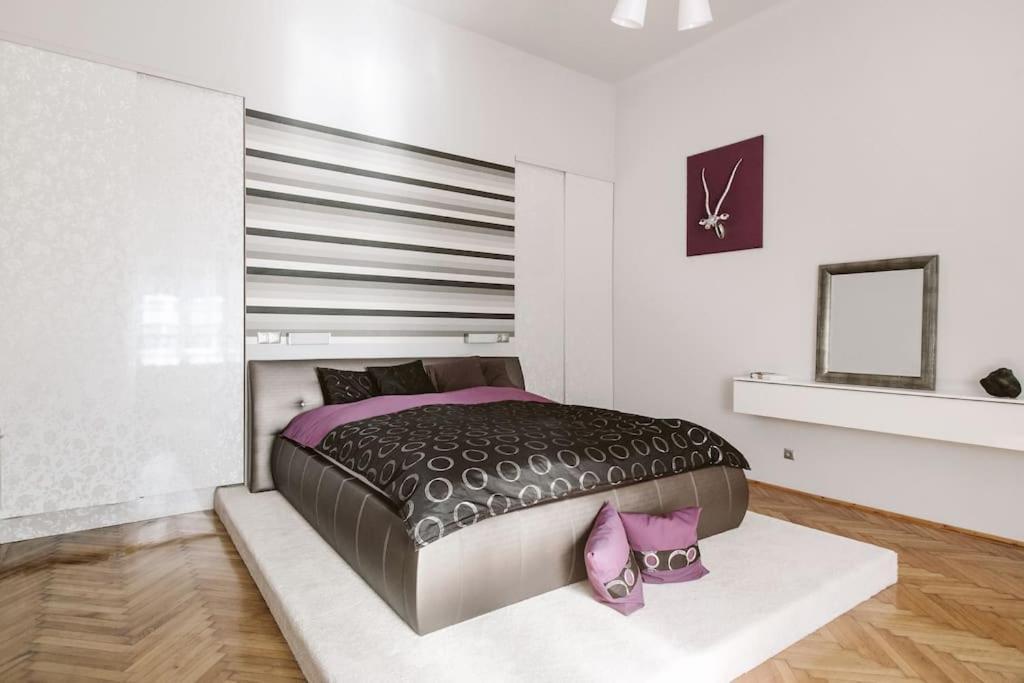 Lovely Purplish Apartment Heart Of The City 布达佩斯 外观 照片