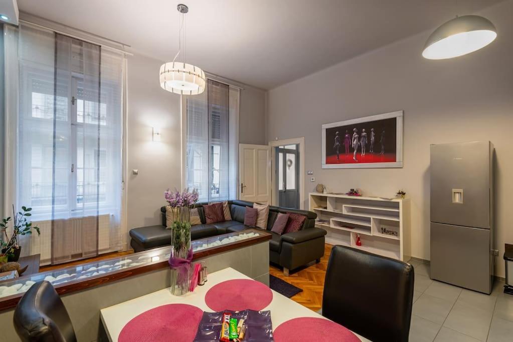 Lovely Purplish Apartment Heart Of The City 布达佩斯 外观 照片